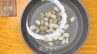 美容又养颜，丝瓜花蛤汤！的做法步骤：2