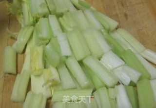 家常炒芹菜的做法步骤：1