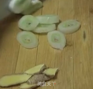 家常炒芹菜的做法步骤：3