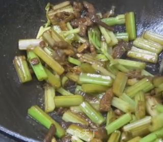 家常炒芹菜的做法步骤：6