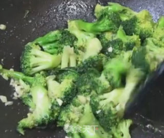 素炒西兰花的做法步骤：5