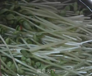 小炒豆苗的做法步骤：1