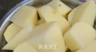 土豆炖鸡块的做法步骤：1