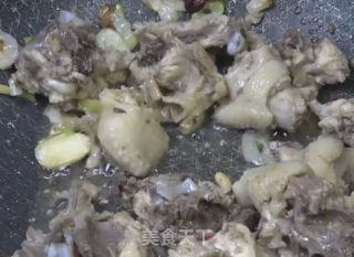 土豆炖鸡块的做法步骤：4