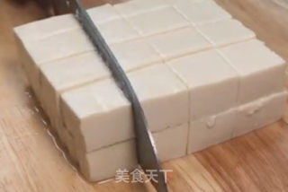 鸡蛋裹豆腐的做法步骤：1