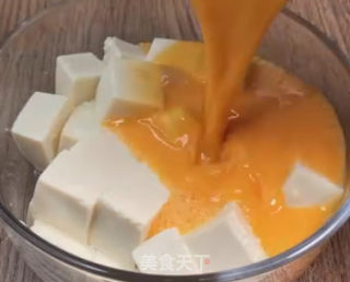 鸡蛋裹豆腐的做法步骤：2