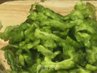 苦瓜皮蛋汤的做法步骤：1