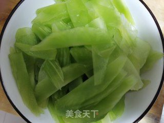 莴笋片炒肉的做法步骤：1