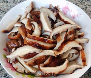 香菇炒五花肉#五花肉#的做法步骤：3