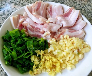 香菇炒五花肉#五花肉#的做法步骤：4