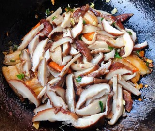 香菇炒五花肉#五花肉#的做法步骤：8