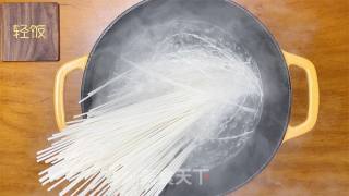 大鱼大肉吃多了，来碗清淡爽口的太阳鸡蛋面吃吃吧的做法步骤：2