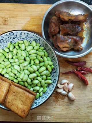 鸡腿肉炒毛豆的做法步骤：1