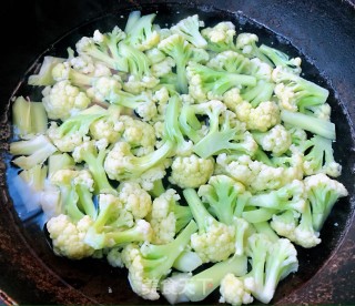 花菜炒五花肉#五花肉#的做法步骤：2