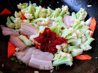 花菜炒五花肉#五花肉#的做法步骤：7