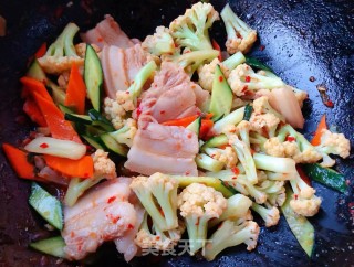 花菜炒五花肉#五花肉#的做法步骤：9