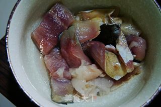 香煎鲤鱼的做法步骤：1