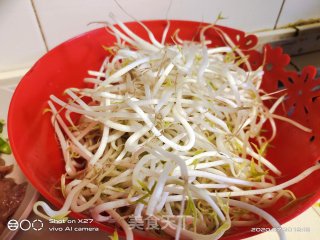 青椒豆芽炒肉片的做法步骤：2