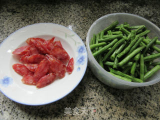 香肠炒带豆的做法步骤：1