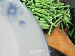香肠炒带豆的做法步骤：3