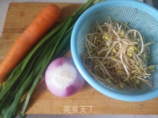 火腿肠杂疏炒面的做法步骤：1