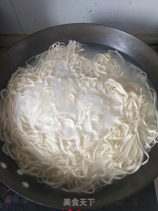 火腿肠杂疏炒面的做法步骤：3