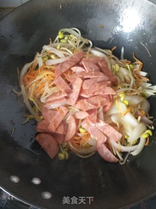 火腿肠杂疏炒面的做法步骤：9