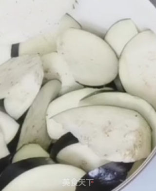 糖醋茄子的做法步骤：1