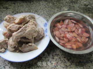 花芸豆肉骨汤的做法步骤：1