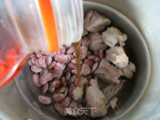 花芸豆肉骨汤的做法步骤：3