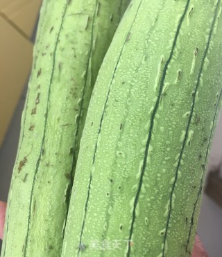 鲜贝鸡蛋丝瓜汤的做法步骤：1