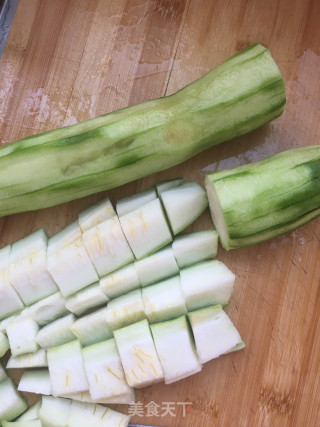 鲜贝鸡蛋丝瓜汤的做法步骤：2