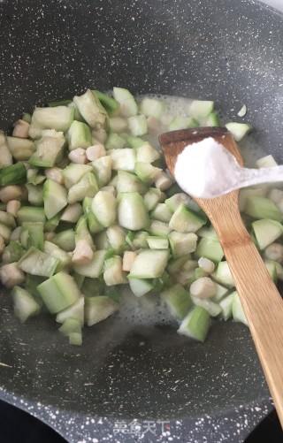鲜贝鸡蛋丝瓜汤的做法步骤：9
