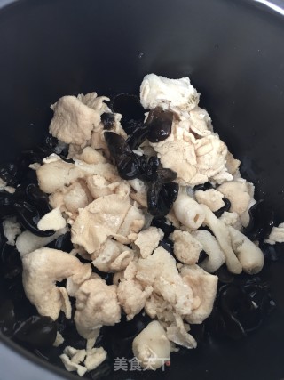 木耳竹荪鸽子汤的做法步骤：3