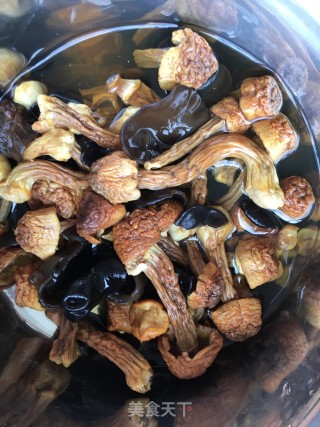 姬松茸炖鸽子的做法步骤：2