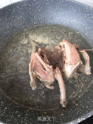 姬松茸炖鸽子的做法步骤：7