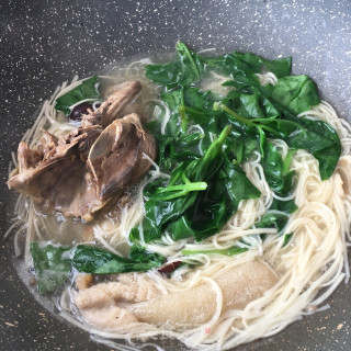 竹荪鸽汤参苗面的做法步骤：8