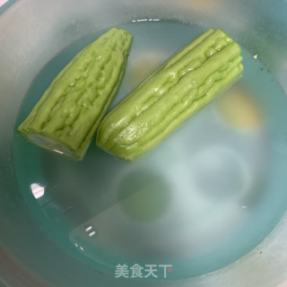 冰镇苦瓜的做法步骤：1
