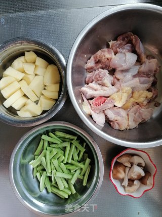 土豆炖鸡的做法步骤：1