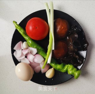 洋葱木耳香菇炒鸡蛋的做法步骤：1