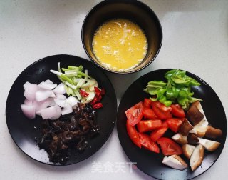 洋葱木耳香菇炒鸡蛋的做法步骤：2