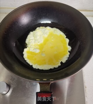洋葱木耳香菇炒鸡蛋的做法步骤：3
