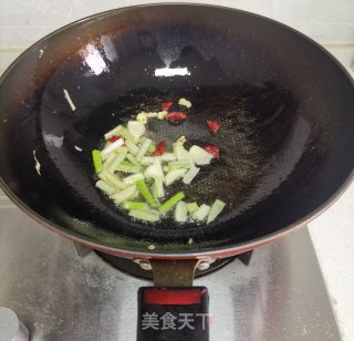 洋葱木耳香菇炒鸡蛋的做法步骤：4