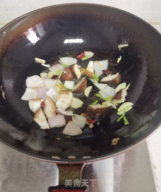 洋葱木耳香菇炒鸡蛋的做法步骤：5