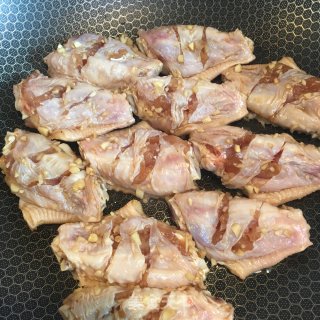 蒜香鸡翅的做法步骤：2