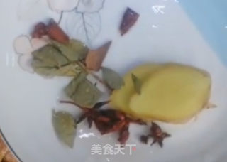 青椒炒鸡的做法步骤：2