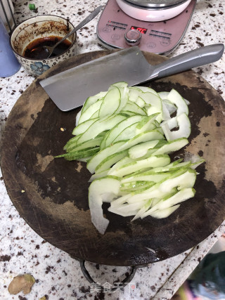 清炒菜瓜的做法步骤：1