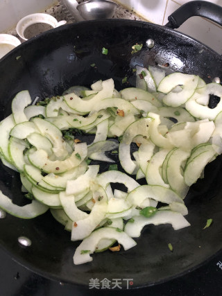 清炒菜瓜的做法步骤：4