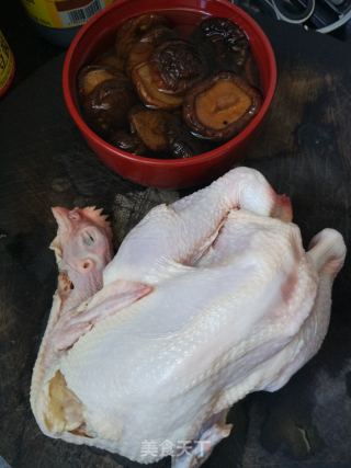 香菇童子鸡的做法步骤：1