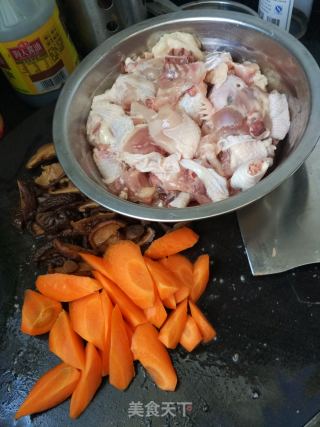 香菇童子鸡的做法步骤：2